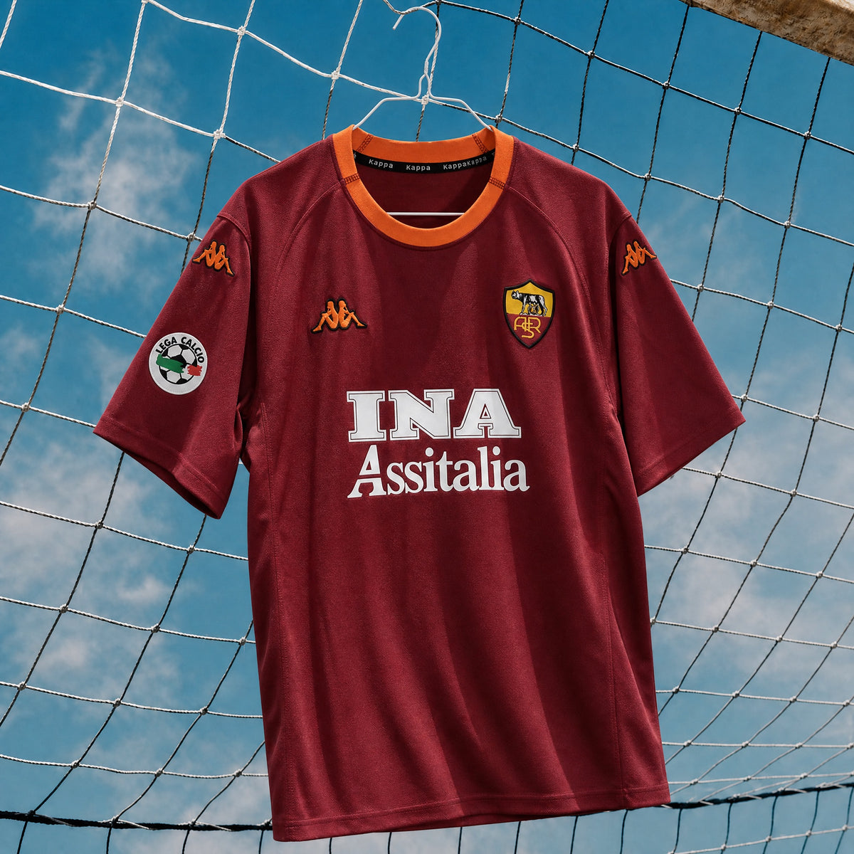 Dettaglio maglia Roma Home 2000/01 vista dal basso su sfondo cielo