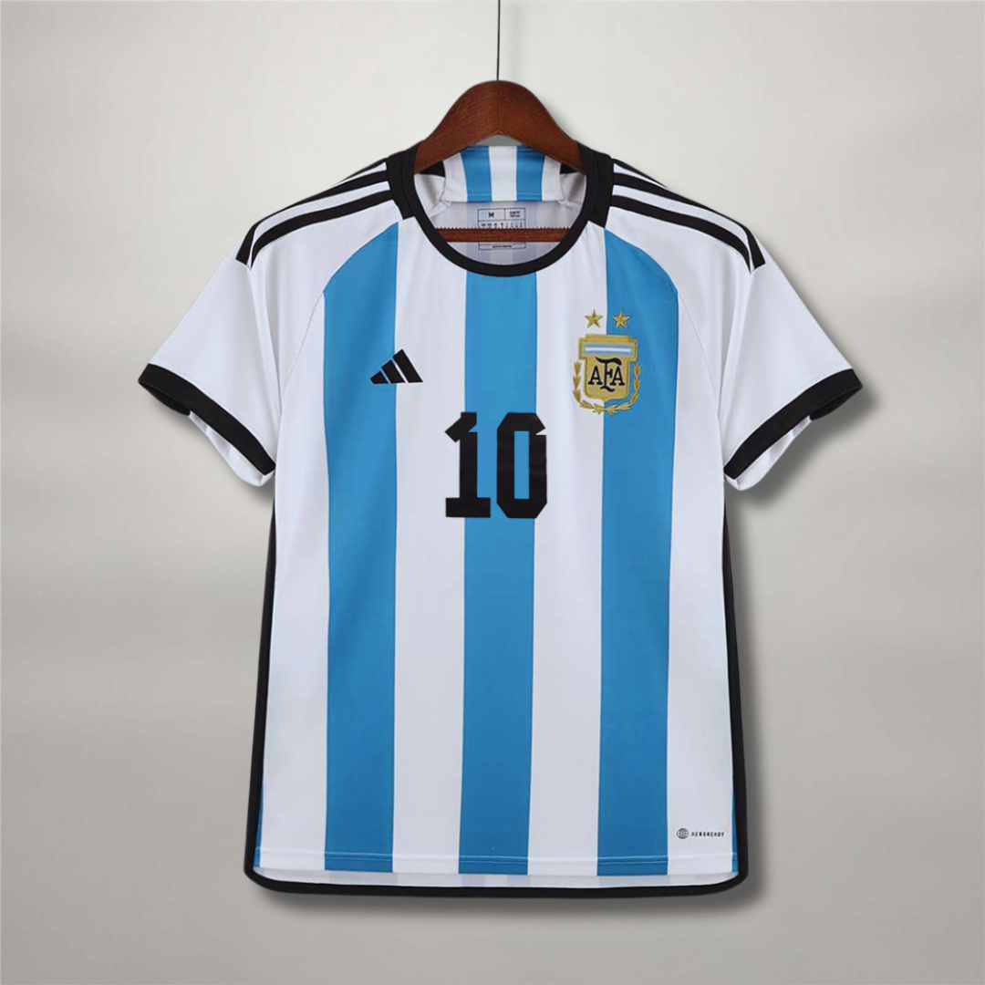 Maglia Argentina 2022 home fronte con strisce verticali bianco celesti Adidas
