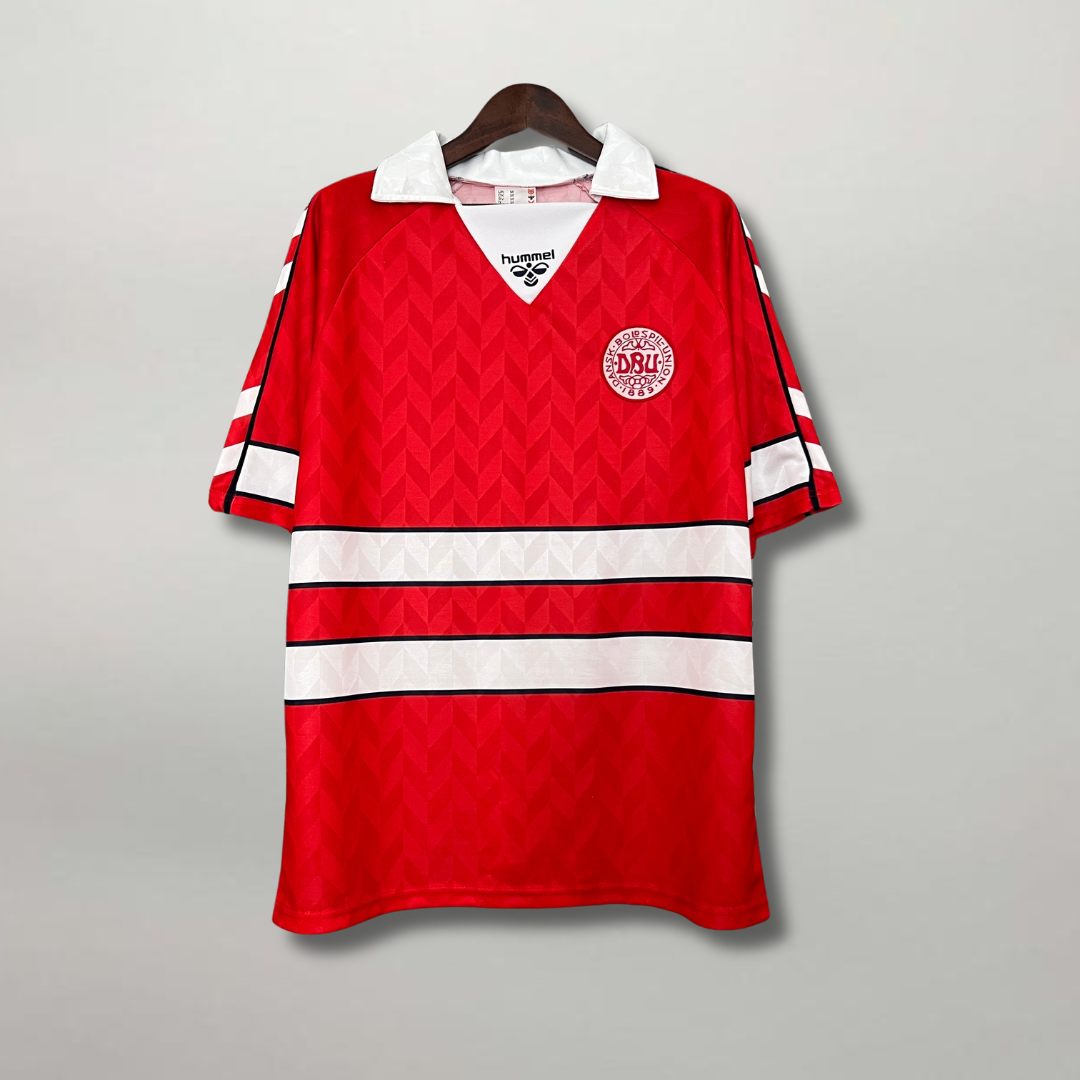 Maglia Danimarca Home 1988 rossa vista frontale con stemma DBU e logo Hummel