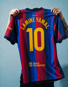 Dettaglio nome Lamine Yamal e numero 10 su maglia Barcellona 2026/27