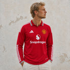Stemma ufficiale Manchester United ricamato su maglia home 2026/27