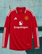 Maglia home Manchester United 2026/27 manica lunga vista frontale su manichino
