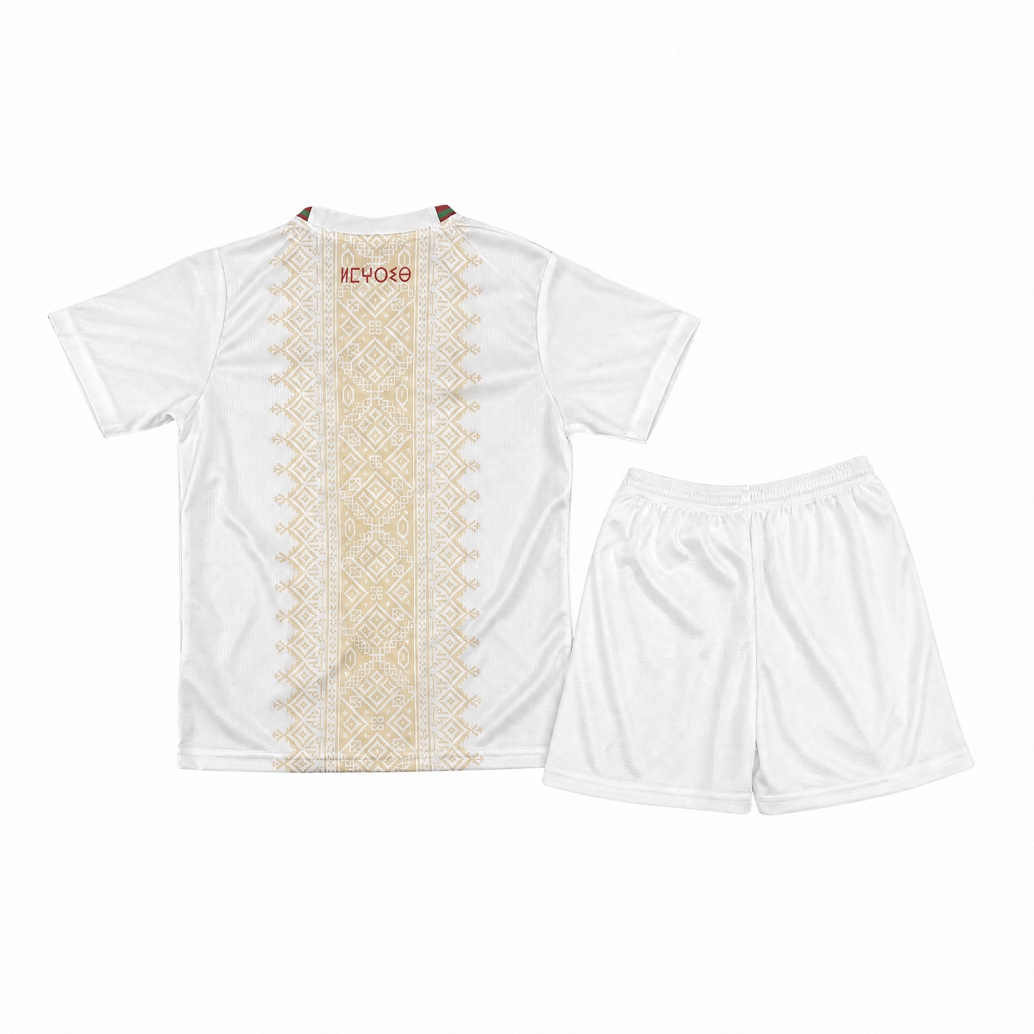 Completo bambino Marocco Away 2026 con maglia bianca e pantaloncini coordinati su appendiabiti.