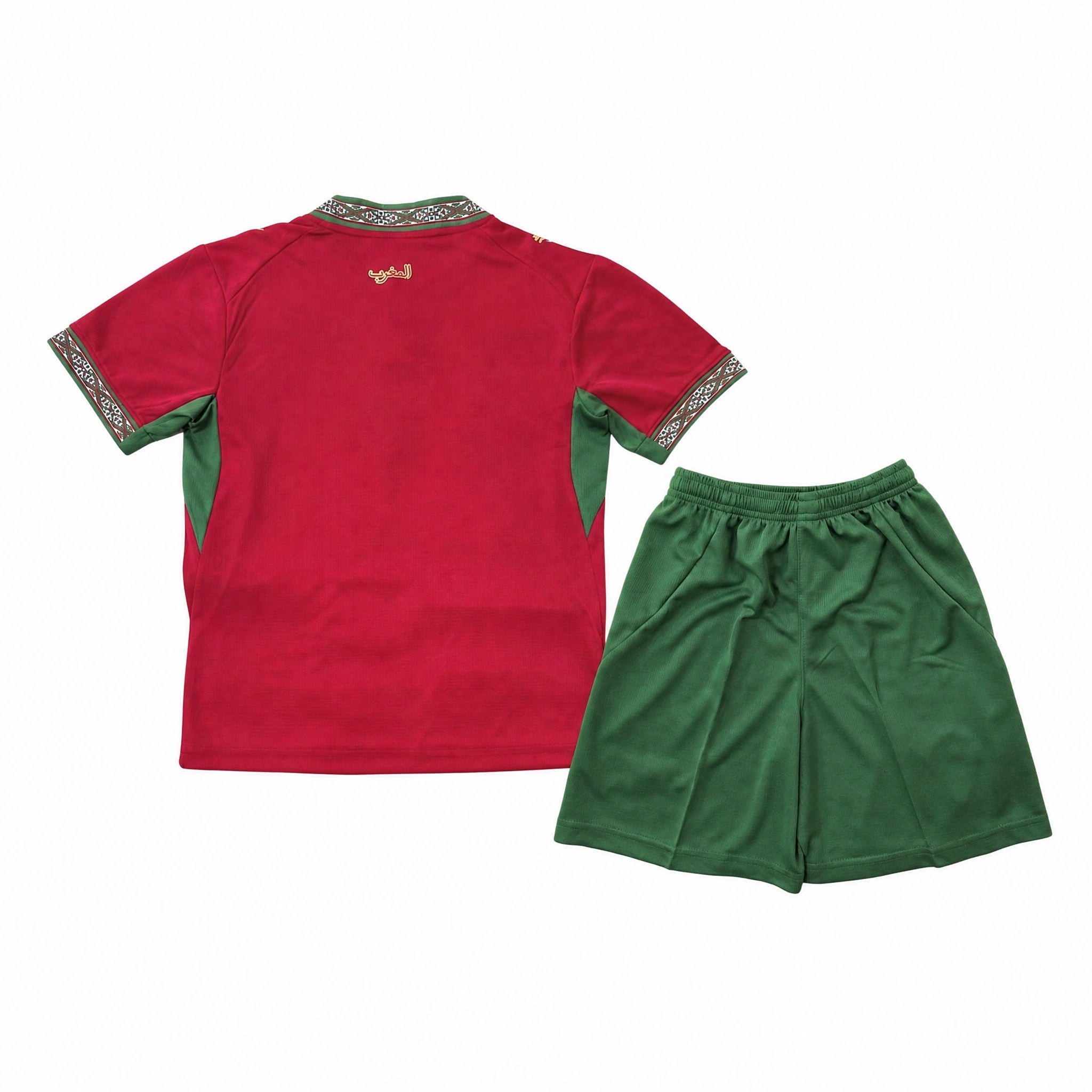 Completo bambino Marocco Home 2026 con maglia e pantaloncini coordinati su sfondo bianco.