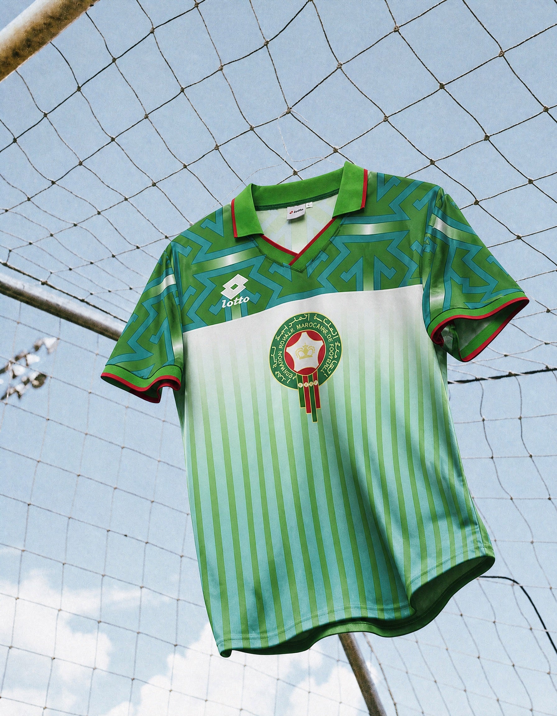 Maglia Away Marocco 1994 World Cup appesa con design vintage.