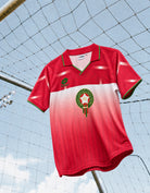 Maglia Home Marocco 1994 World Cup appesa con design storico.