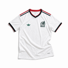 Maglia away Messico Coppa del Mondo 2026 — vista frontale, colore bianco con colletto a V in verde e rosso, stemma nazionale sul petto sinistro