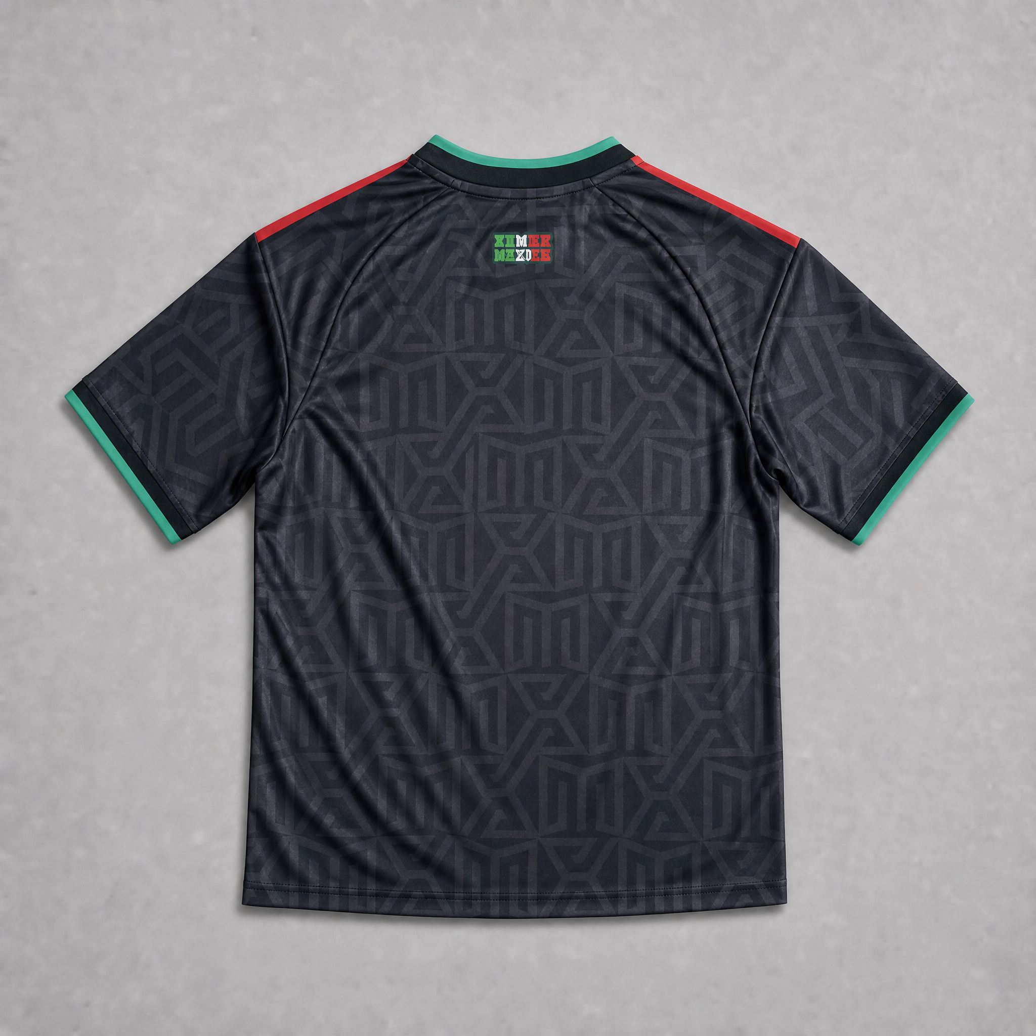 Retro maglia third El Tri FIFA World Cup 2026 — tessuto nero con trama decorativa ispirata alla cultura azteca, maniche corte con profili tricolori sulle spalle
