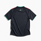 Retro maglia third El Tri FIFA World Cup 2026 — tessuto nero con trama decorativa ispirata alla cultura azteca, maniche corte con profili tricolori sulle spalle