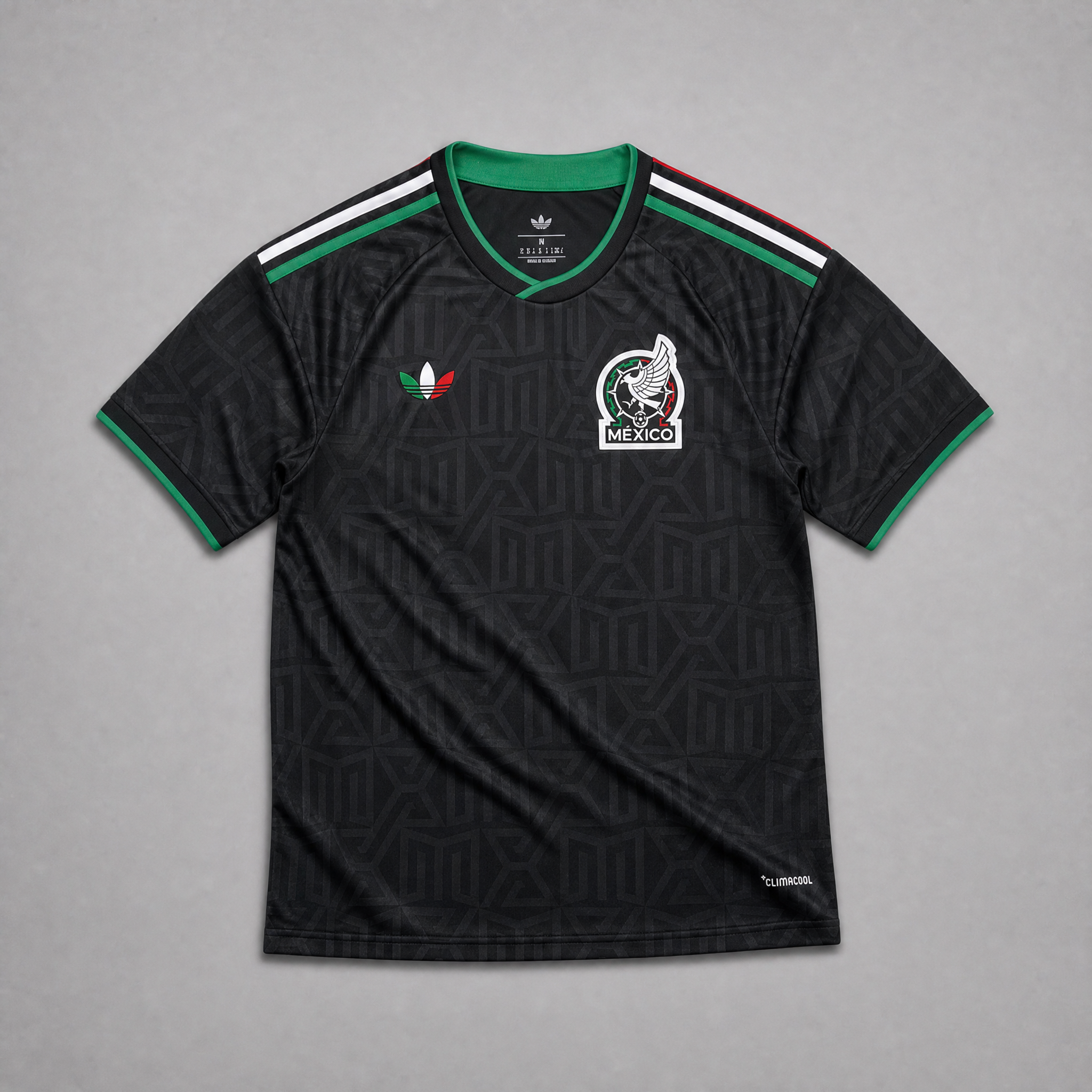 Maglia third Messico Coppa del Mondo 2026 — vista frontale su superficie in legno, colore nero con pattern geometrico azteco tono su tono, colletto rotondo con bordino tricolore verde-bianco-rosso e stemma nazionale sul petto sinistro
