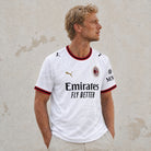 Dettaglio motivo decorativo su manica maglia away Milan 2026/27