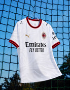 Stemma ufficiale Milan con anno di fondazione su maglia away 2026/27