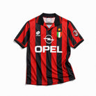 Roberto Baggio esulta indossando la maglia casalinga del Milan stagione 1996/97.