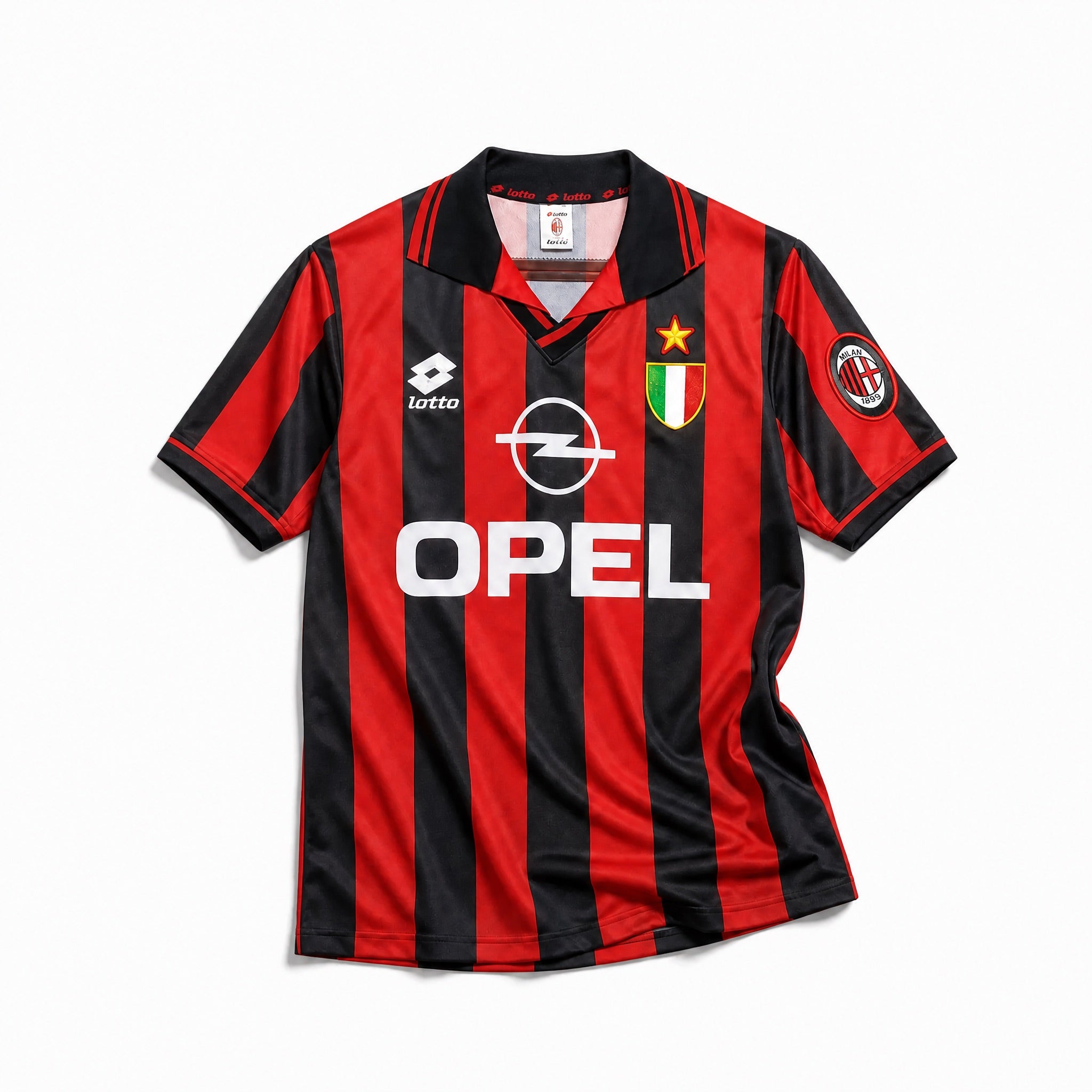 Roberto Baggio esulta indossando la maglia casalinga del Milan stagione 1996/97.