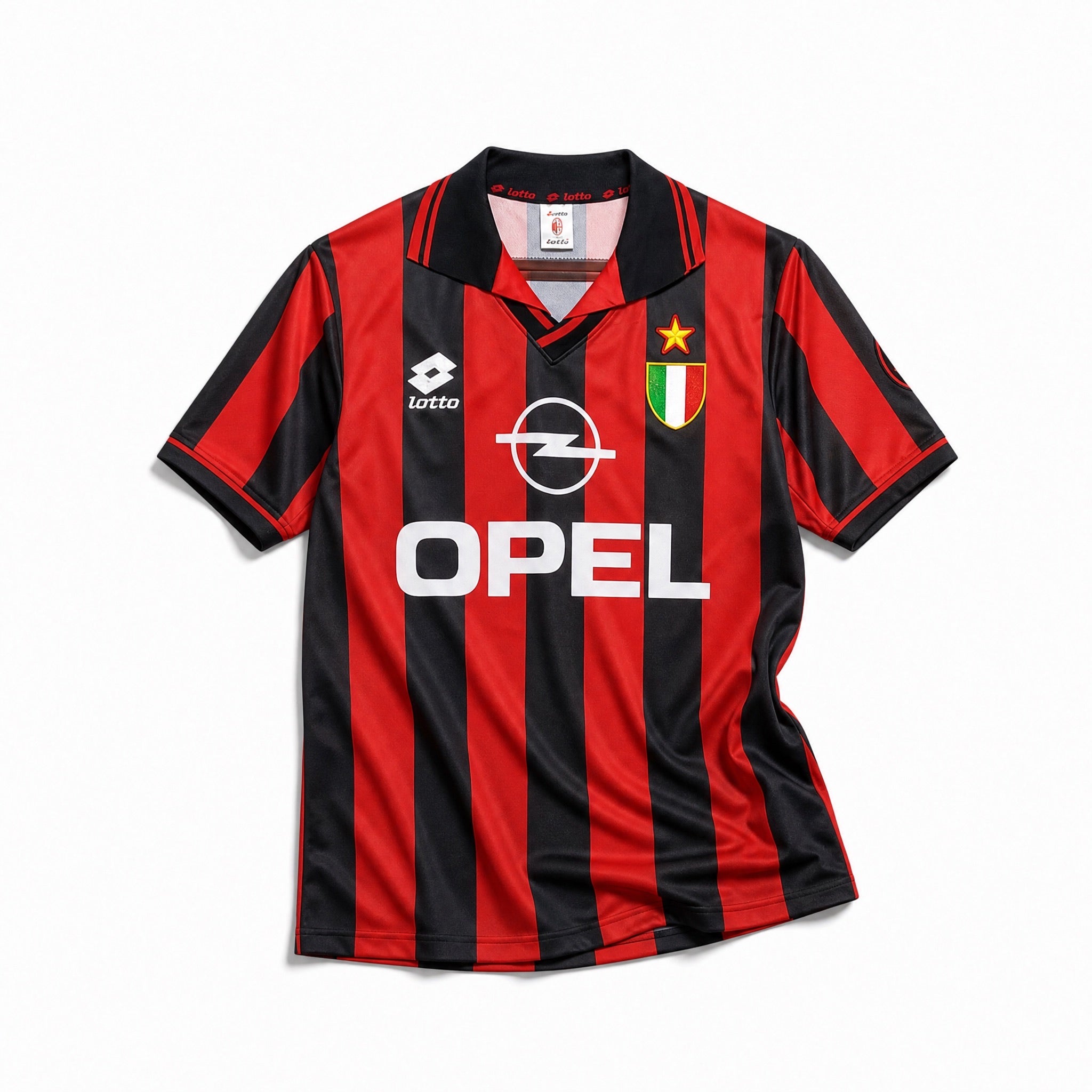 Roberto Baggio esulta indossando la maglia casalinga del Milan stagione 1996/97.