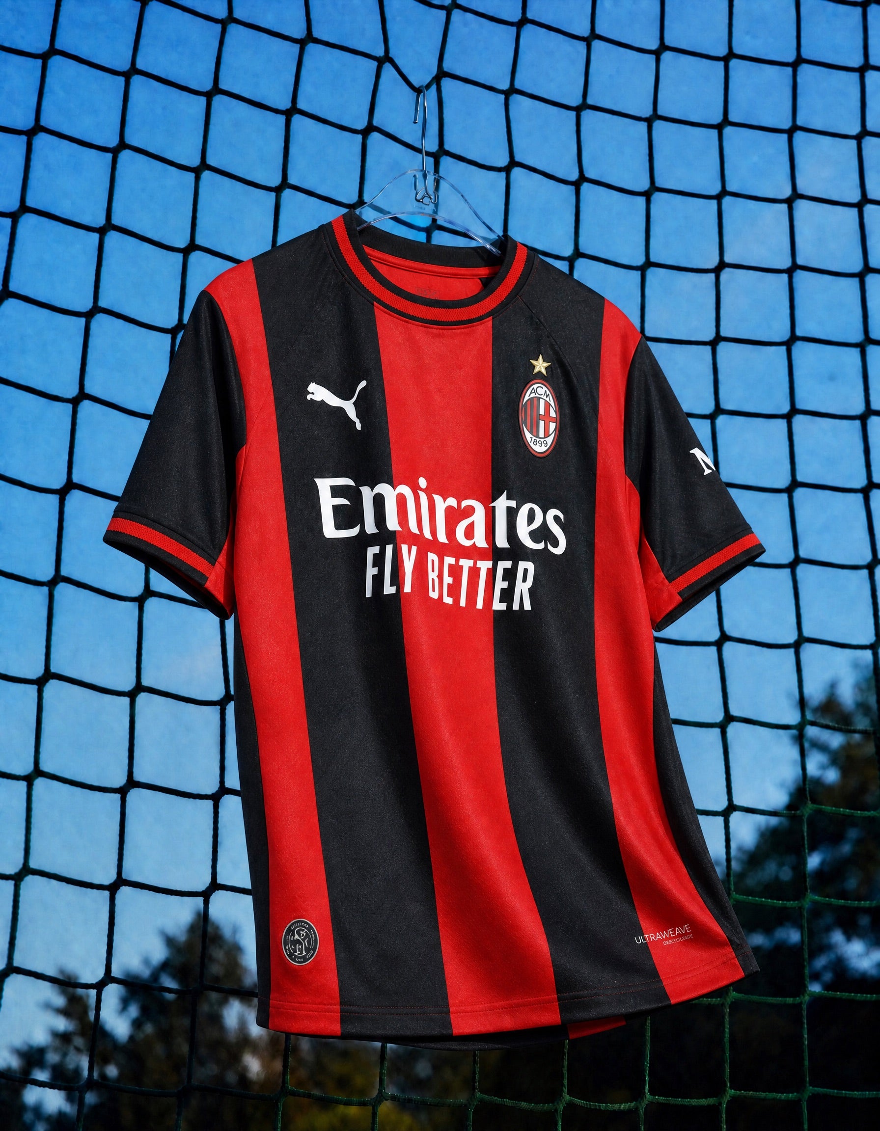Stemma ufficiale Milan con stella su maglia home 2026/27