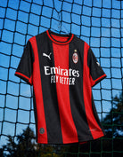 Stemma ufficiale Milan con stella su maglia home 2026/27