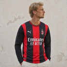 Maglia home manica lunga Milan 2026/27 vista frontale strisce rosso-nere