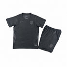 Norvegia Completo Away 2026 Bambino con maglia e pantaloncini neri vista frontale.