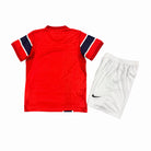 Norvegia Completo Home 2026 World Cup Bambino con maglia rossa vista frontale e pantaloncini coordinati.