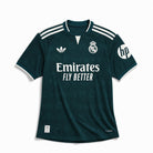 Maglia Real Madrid Away 2026/27 di Mbappé, verde scuro con stemma del club e rifiniture bianche, vista frontale