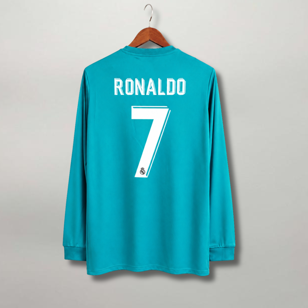 Retro della maglia Real Madrid 2017/18 con personalizzazione numero 7 e nome Ronaldo in bianco.