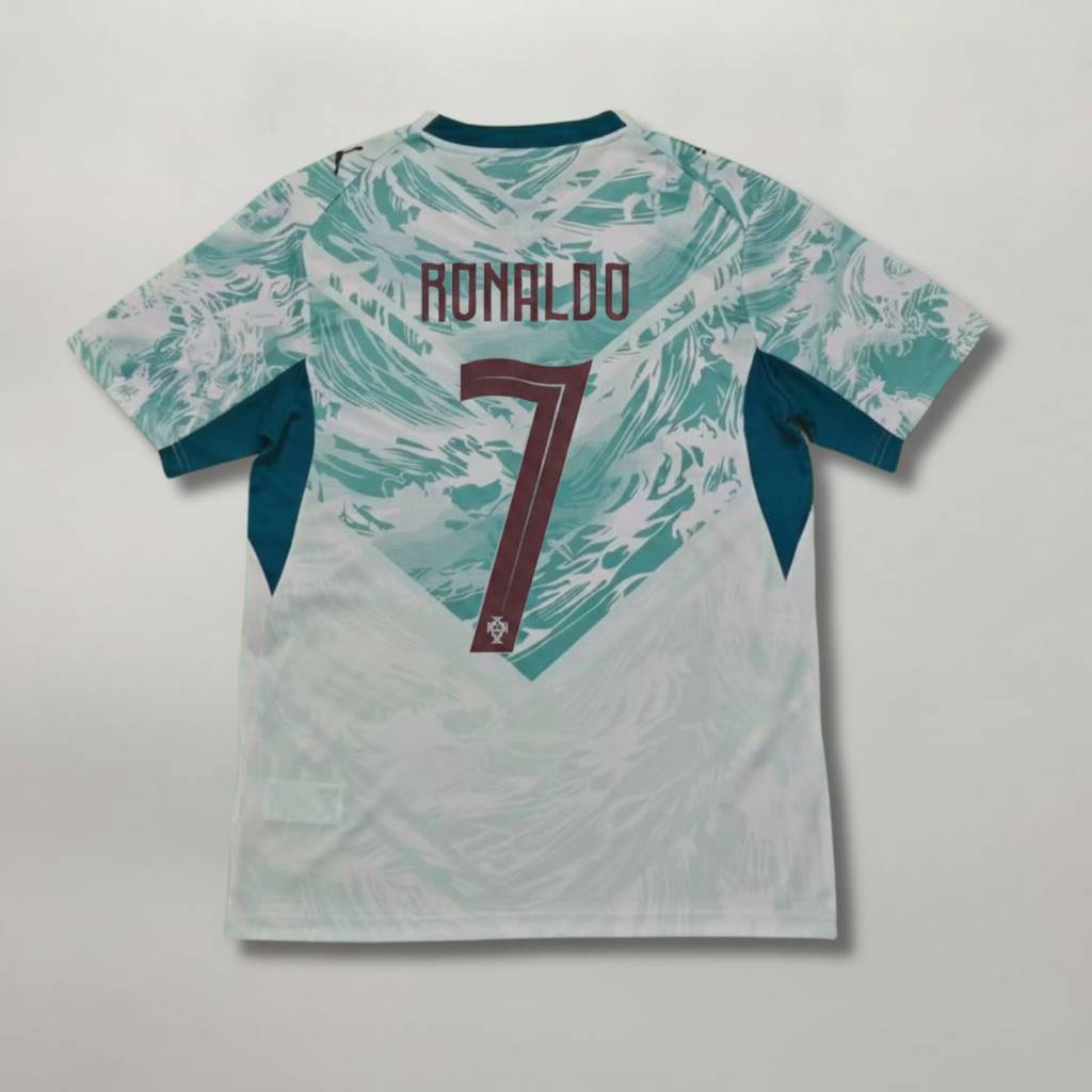 Retro della maglia bianca da trasferta del Portogallo 2026 con nome Ronaldo e numero 7 rosso scuro.