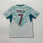Retro della maglia bianca da trasferta del Portogallo 2026 con nome Ronaldo e numero 7 rosso scuro.