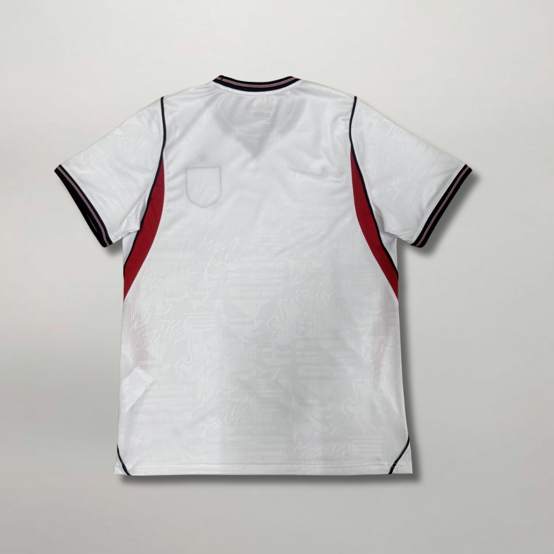 Retro della maglia bianca della nazionale inglese 2026 con rifiniture scure e rosse sul colletto