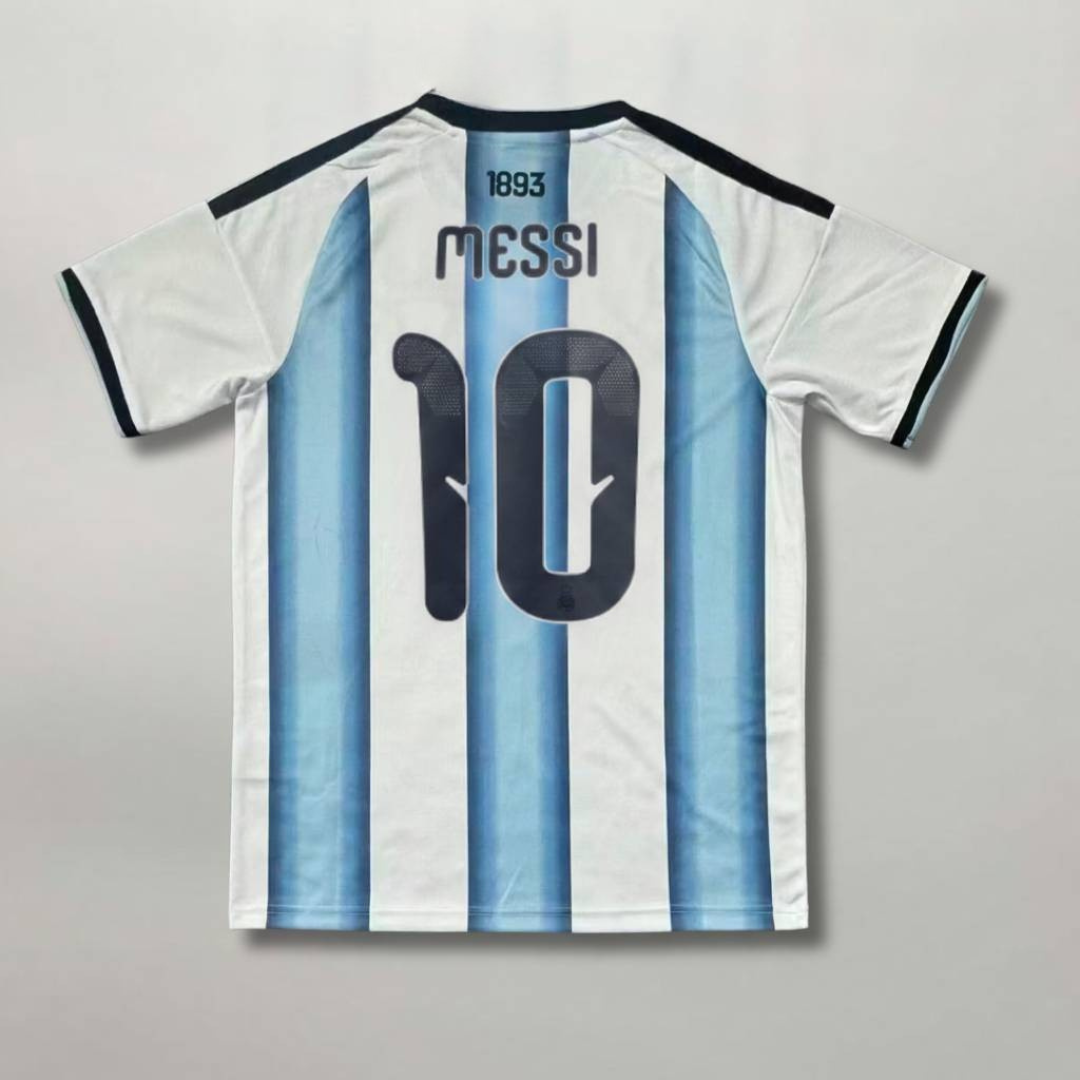 Retro della maglia bianco-celeste Argentina 2026 con il nome Messi e il numero 10 stampati in nero.