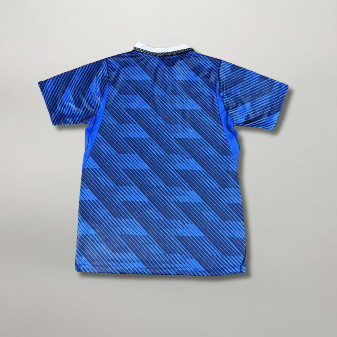 Retro della maglia blu della nazionale francese 2026 con motivo grafico a contrasto