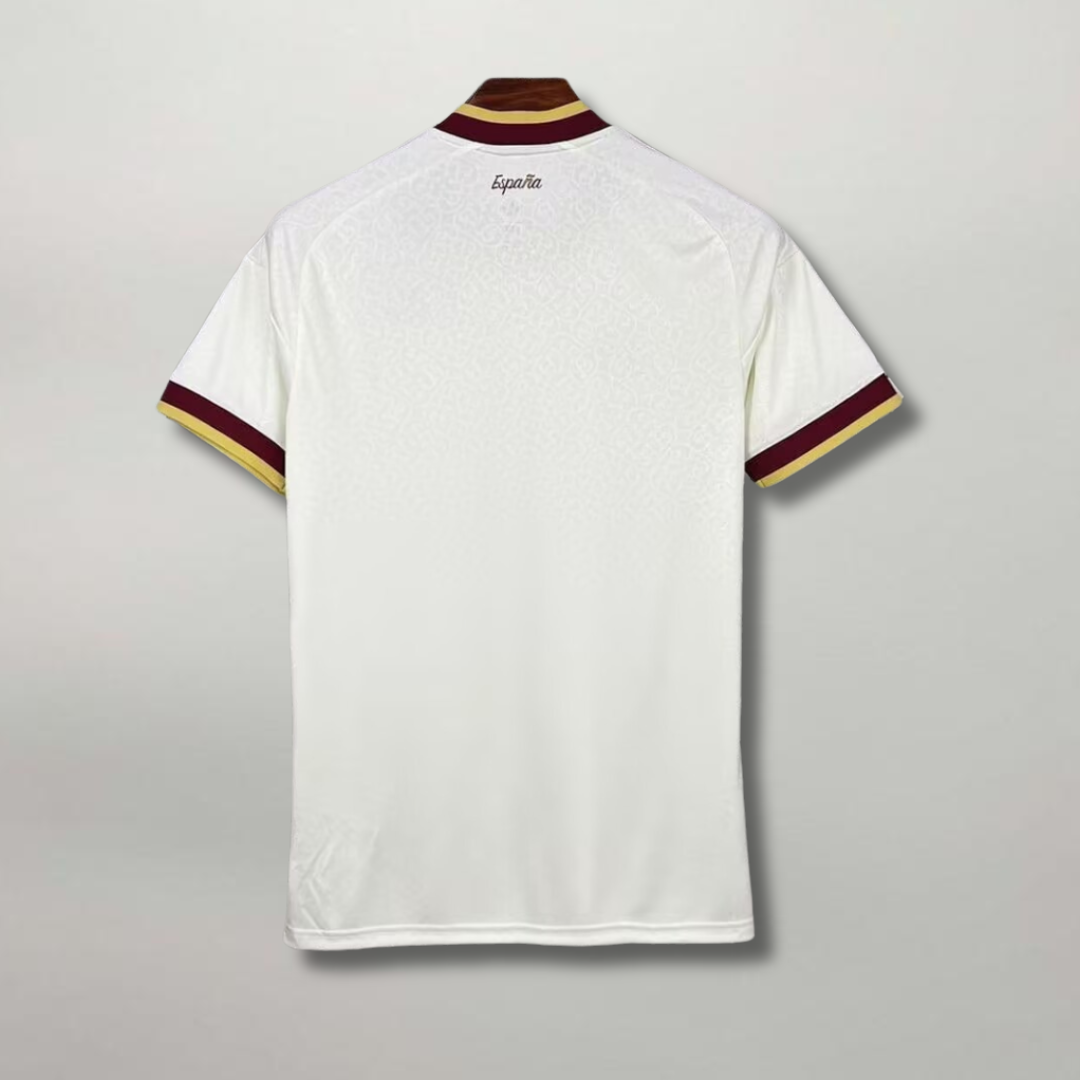 Retro della maglia chiara da trasferta della nazionale spagnola 2026 con finiture sulle maniche