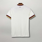 Retro della maglia chiara da trasferta della nazionale spagnola 2026 con finiture sulle maniche