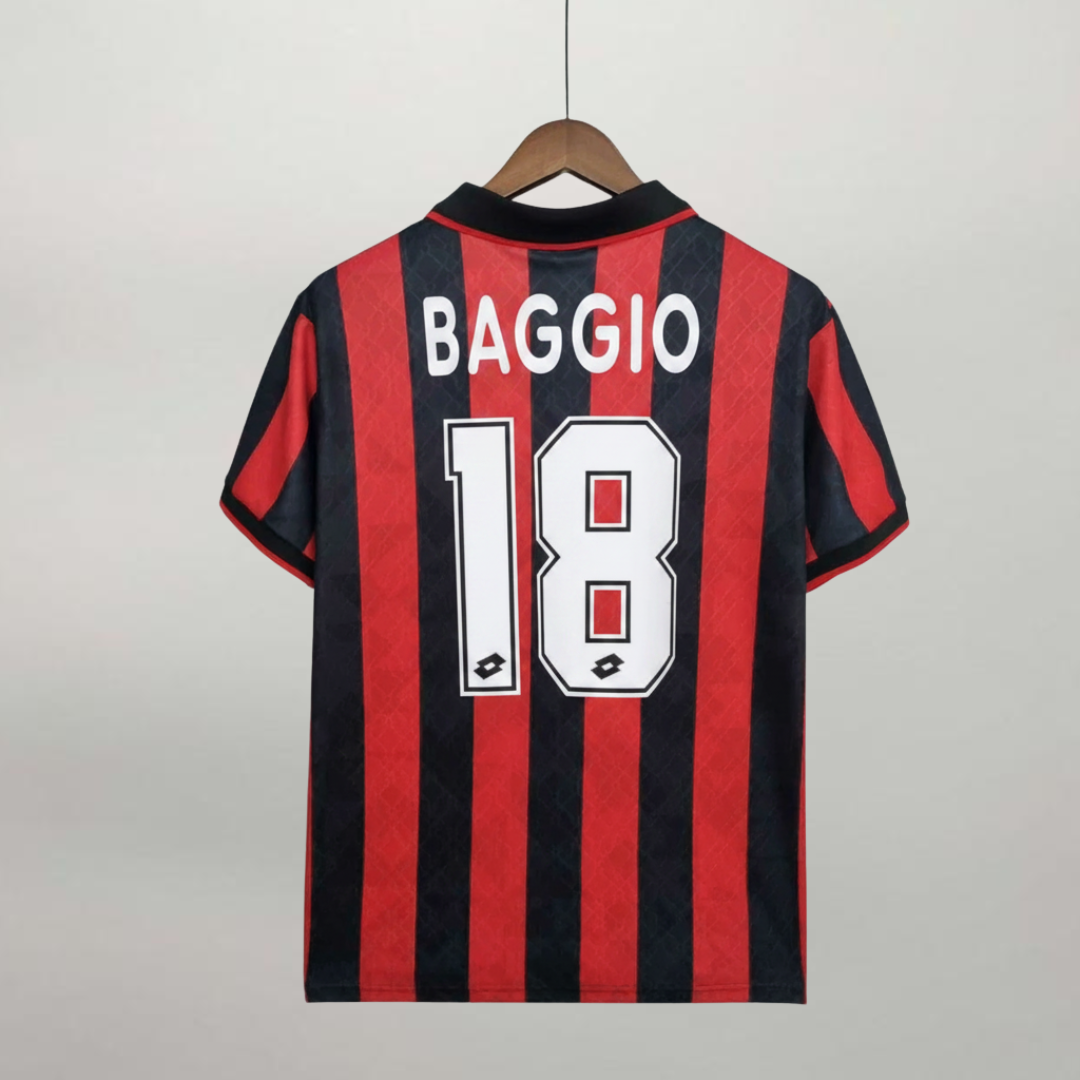 Retro della maglia home del Milan 1995/96 con nome Baggio e numero 18 bianco.