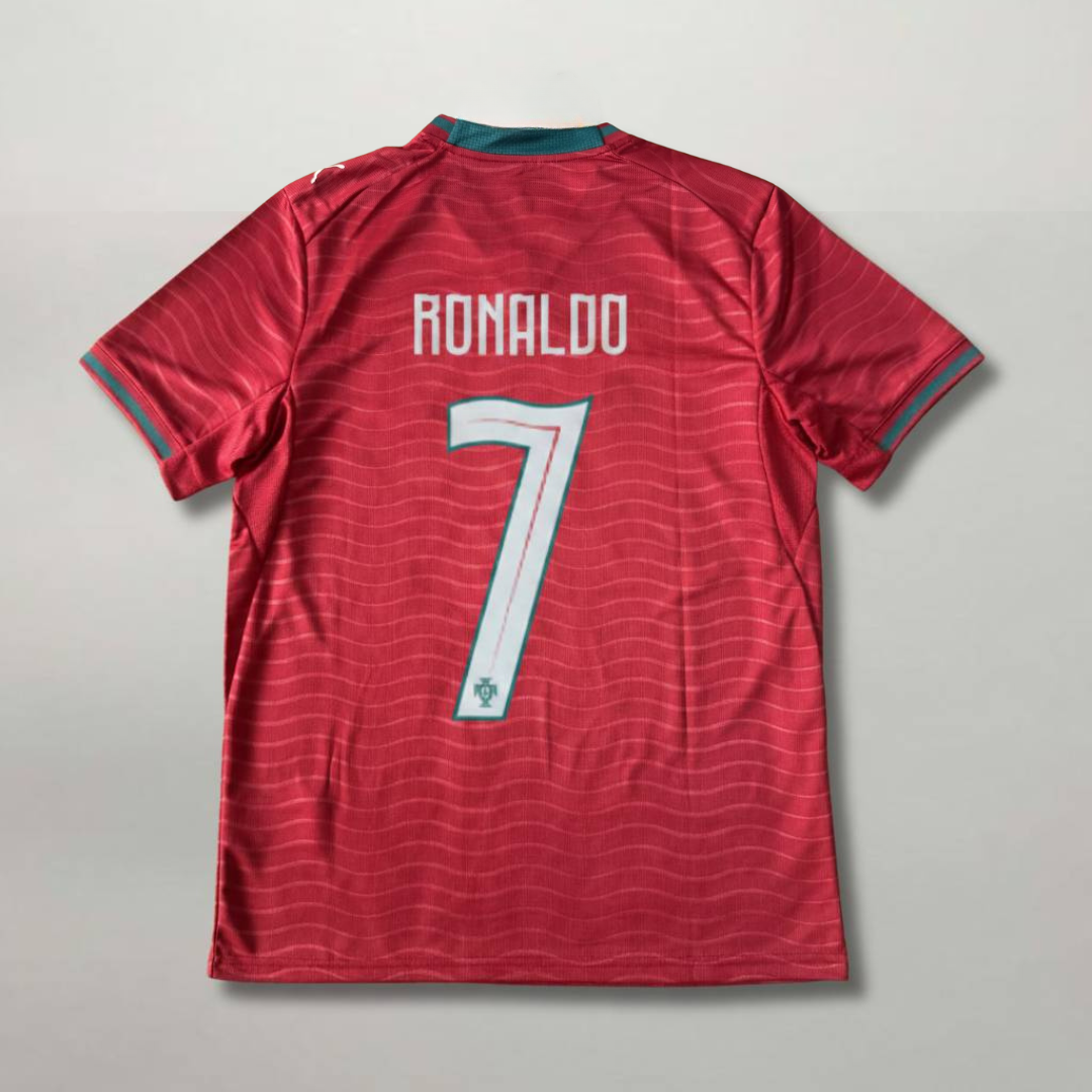 Retro della maglia rossa Portogallo 2026 con il nome Ronaldo e il numero 7 impressi in verde chiaro.