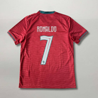 Retro della maglia rossa Portogallo 2026 con il nome Ronaldo e il numero 7 impressi in verde chiaro.