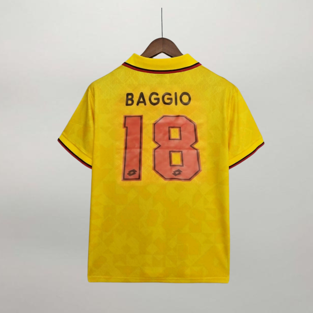 Retro maglia Milan Baggio 1995/96 numero 18 su sfondo giallo vintage.