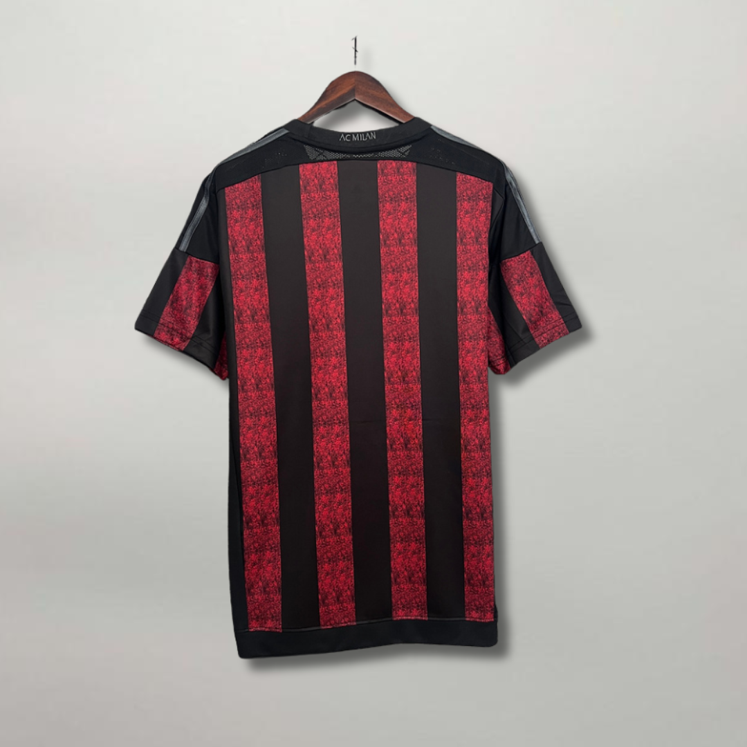 Retro maglia Milan stagione 2015/16 stile moderno
