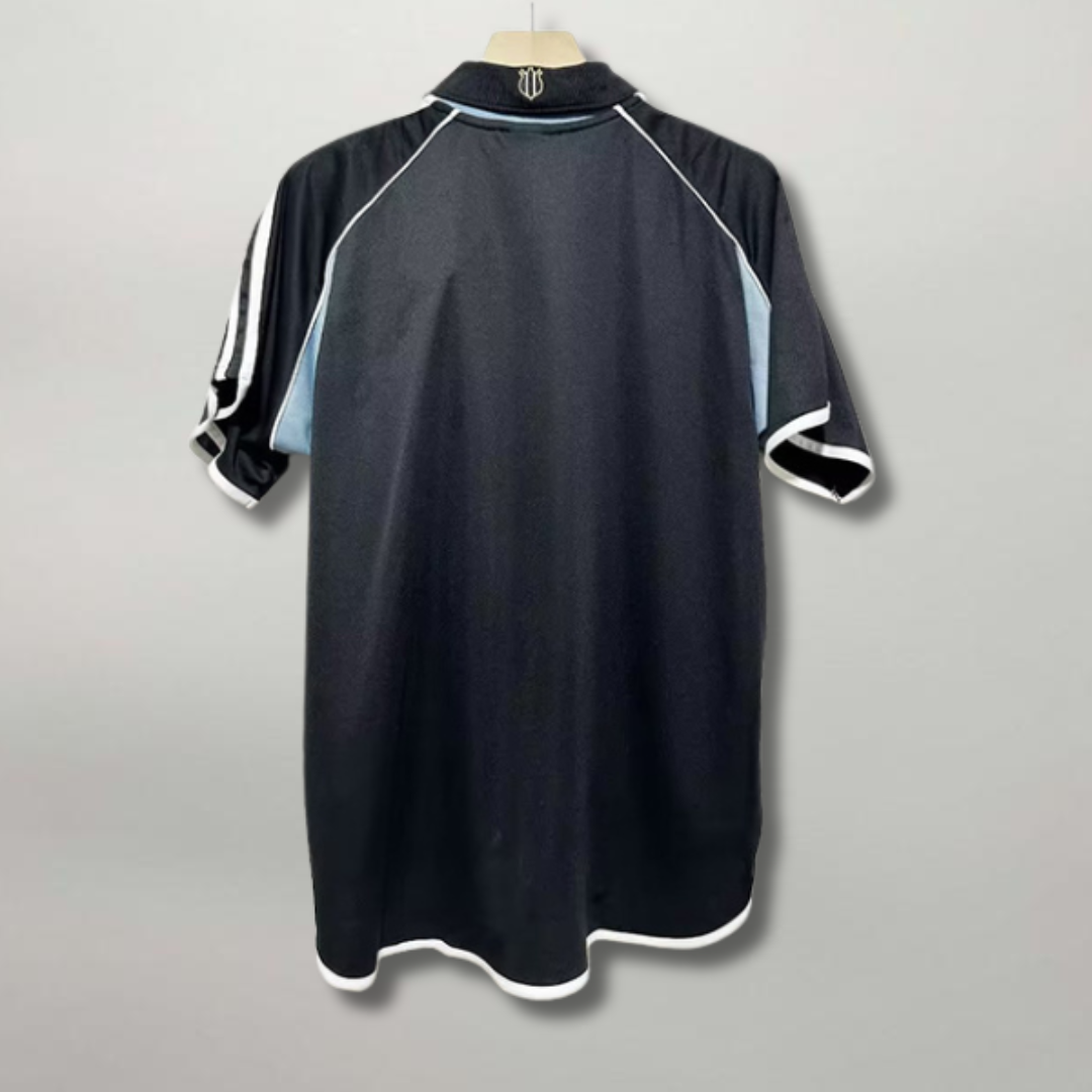 Vista frontale maglia Newcastle United away 2000/01 con colletto classico e logo Adidas