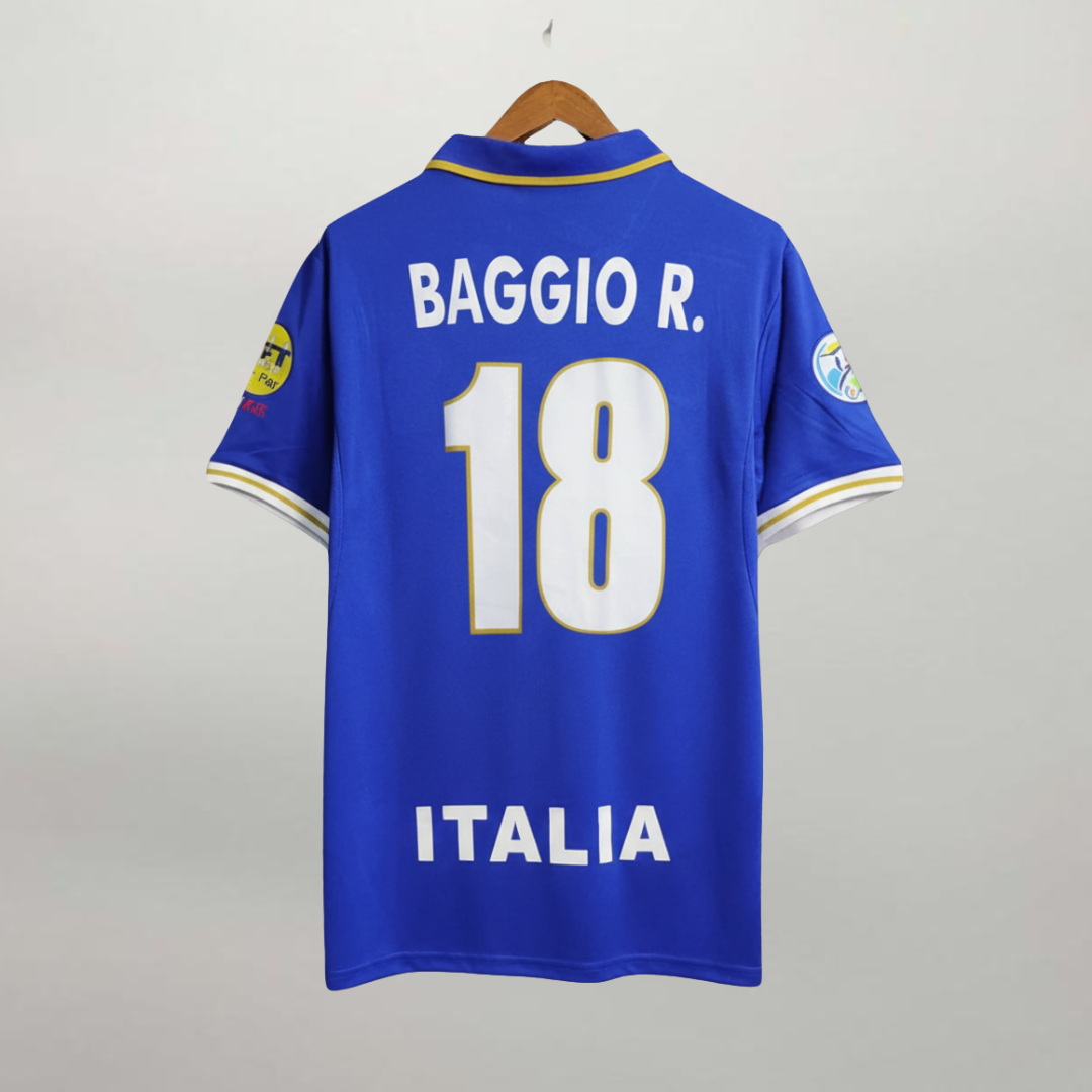 Retro maglia azzurra Italia 1996/97 Baggio numero 18 bianco con font ufficiale.
