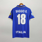 Retro maglia azzurra Italia 1996/97 Baggio numero 18 bianco con font ufficiale.