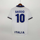 Retro maglia bianca Italia 1996 Baggio numero 18 blu con font ufficiale.