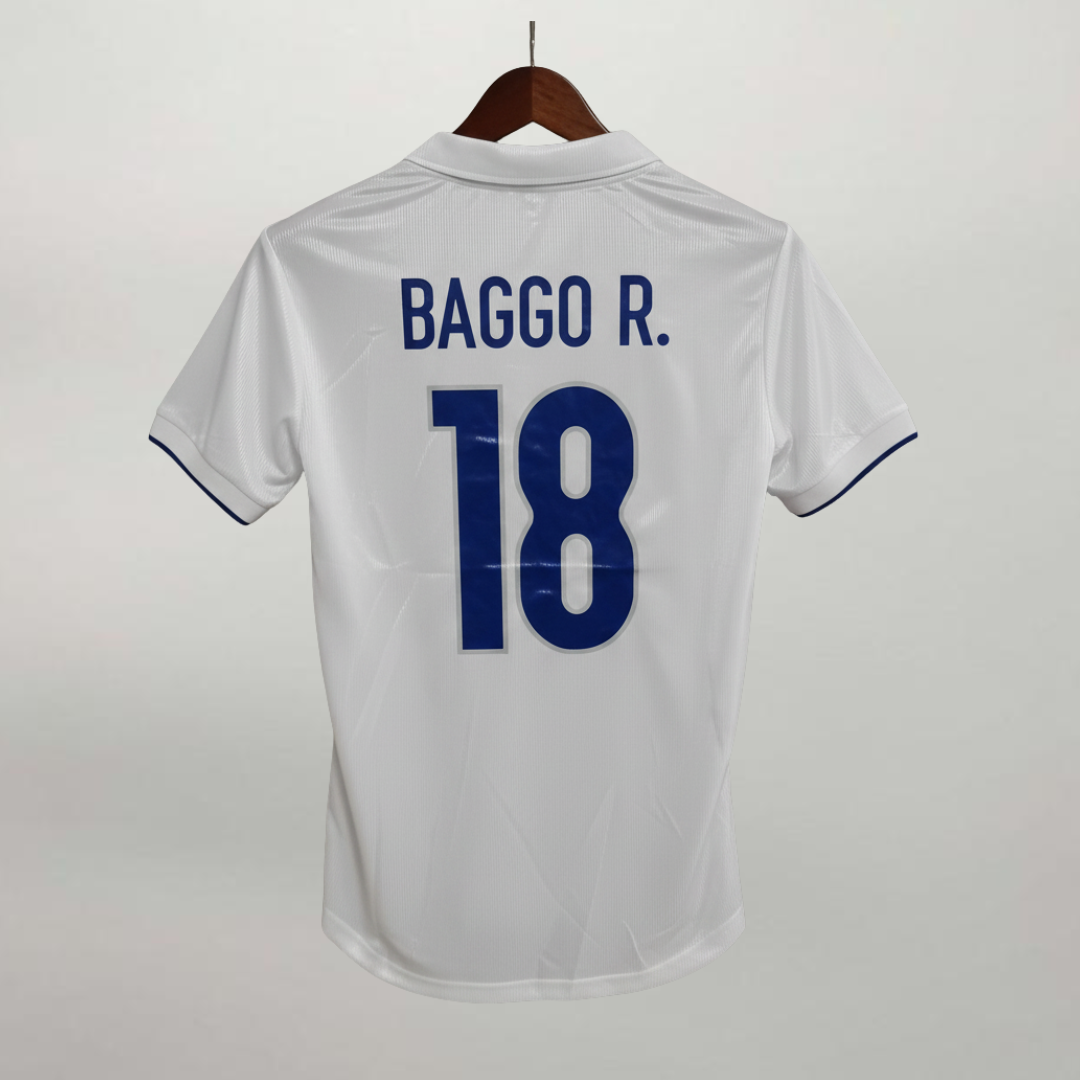 Retro maglia bianca Italia 1998 Baggio numero 18 con font blu originale.