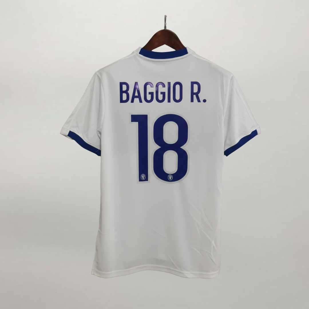 Retro maglia bianca Italia 1999/00 Baggio numero 18 blu con font originale.