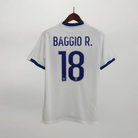 Retro maglia bianca Italia 1999/00 Baggio numero 18 blu con font originale.