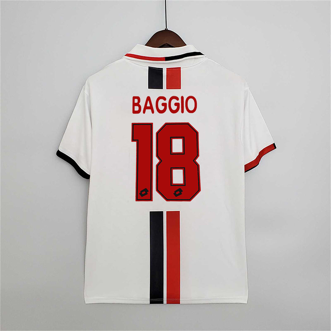 Retro maglia bianca Milan 1996/97 Baggio numero 18 stampato in rosso.