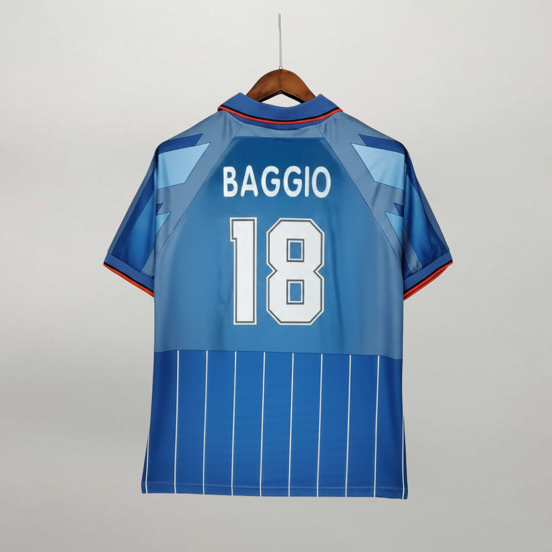 Retro maglia blu Milan 1995/96 numero 18 Baggio con dettagli bianchi e rossi.