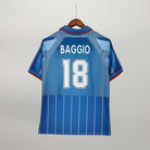 Retro maglia blu Milan 1995/96 numero 18 Baggio con dettagli bianchi e rossi.