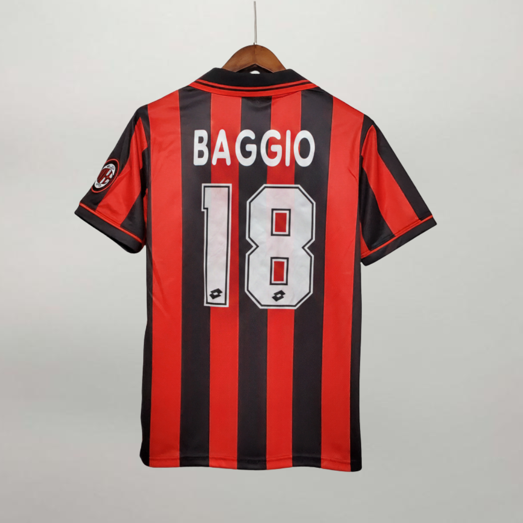 Retro maglia rossonera Milan 1996/97 con nome Baggio e numero 18 argento.