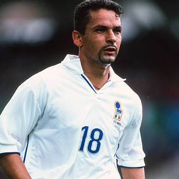 Roberto Baggio esulta con la maglia bianca della Nazionale a Francia '98.